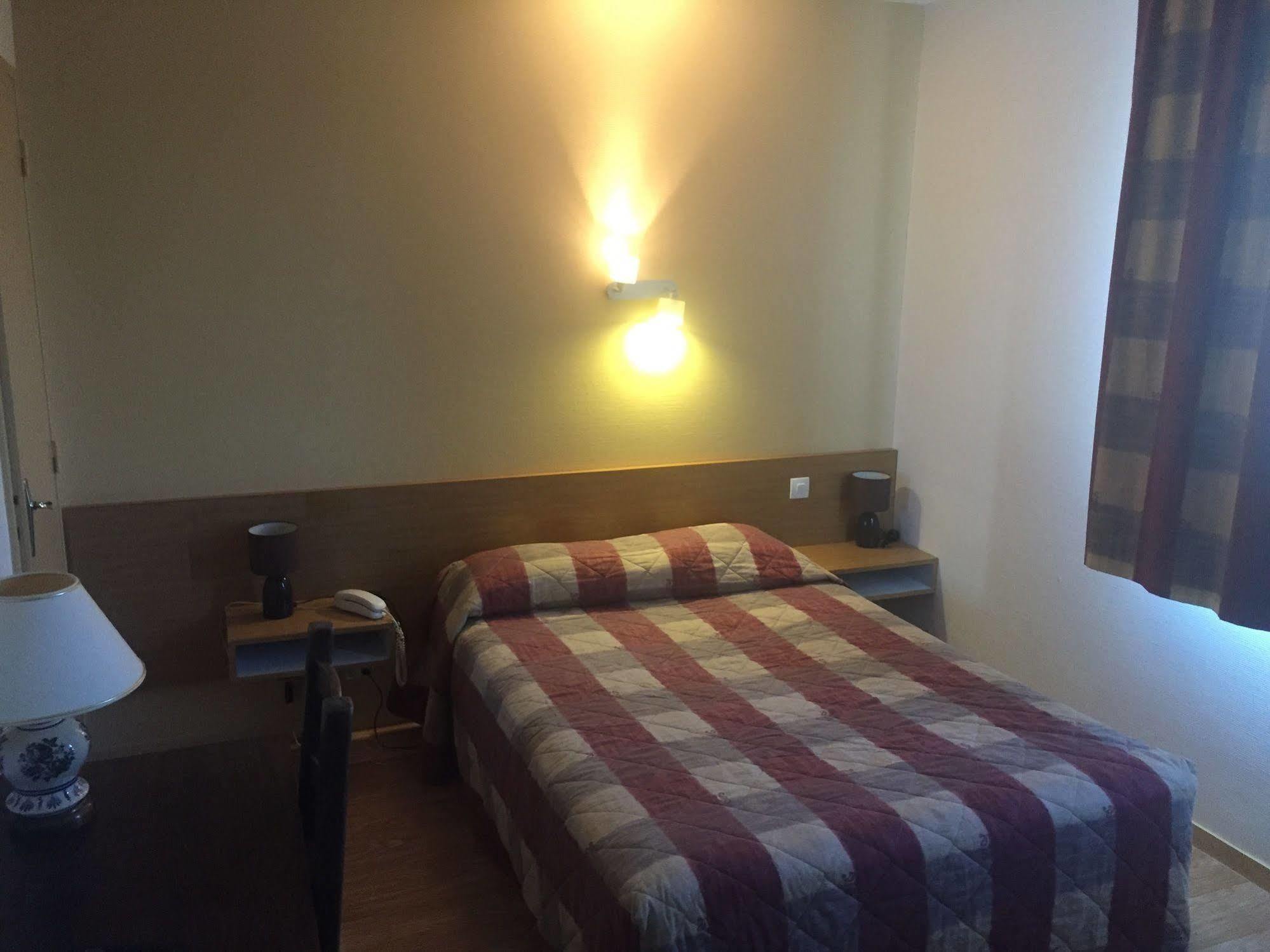 Hotel Le Boischaut - Citotel ชาโตรูซ์ ภายนอก รูปภาพ